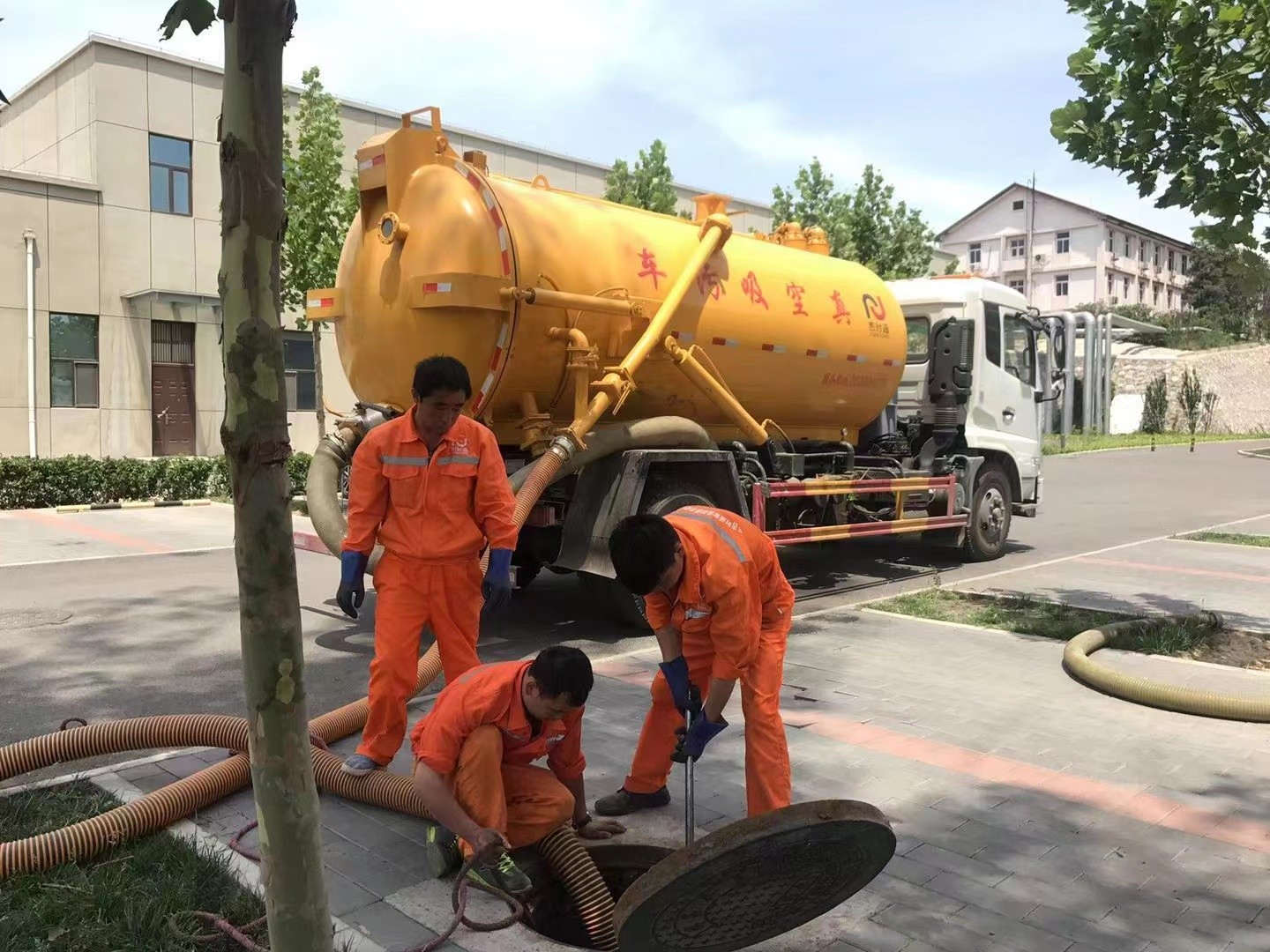 黄陵管道疏通车停在窨井附近